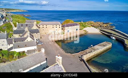 Portsoy Aberdeenshire Schottland im Sommer ein blauer Himmel über dem 17. Jahrhundert Hafen und ein blaues Meer im Moray Firth Stockfoto