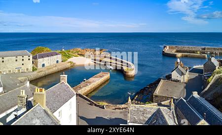 Portsoy Aberdeenshire Schottland im Sommer ein blauer Himmel über dem Hafen und den Häusern aus dem 17. Jahrhundert und ein blaues Meer im Moray Firth Stockfoto