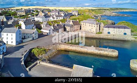 Portsoy Aberdeenshire Schottland im Sommer liegt ein blauer Himmel über den Hafenkaien des 17. Jahrhunderts und beherbergt ein blaues Meer im Moray Firth Stockfoto