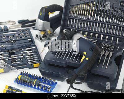 Bohrmaschine, ein Puzzle, Thread Stanzformen und Armaturen, Bohrer und andere tools Stockfoto