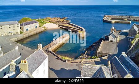 Portsoy Aberdeenshire Schottland im Sommer blauen Himmel über dem 17. Jahrhundert Hafen und Häuser und einem blauen Meer im Moray Firth Stockfoto