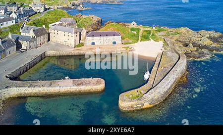 Portsoy Aberdeenshire Schottland im Sommer liegt der Hafen im 17. Jahrhundert im Moray Firth und beherbergt ein blaues Meer Stockfoto