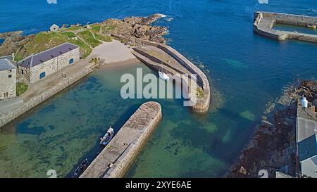 Portsoy Aberdeenshire Schottland im Sommer die Hafenmauern und Häuser aus dem 17. Jahrhundert und das blaue Meer im Moray Firth Stockfoto