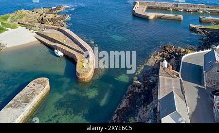 Portsoy Aberdeenshire Schottland im Sommer die alten 17. Jahrhundert Hafenmauern und Häuser und ein blaues Meer im Moray Firth Stockfoto