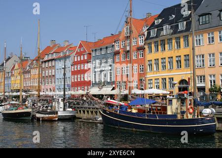 Hafenpromenade in Kopenhagens Nyhavn, Dänemark Hafenpromenade in Kopenhagens Nyhavn, Dänemark, Europa Stockfoto