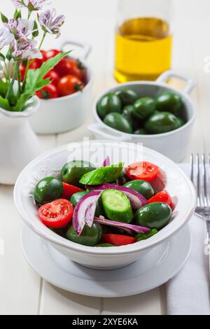 Griechischer Salat mit frischen grünen Oliven Stockfoto