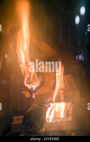 Brennende Flammen hinter dem Bildschirm eines Kamins Stockfoto