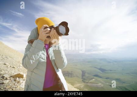 Porträt eines professionellen Fotografen unter freiem Himmel. Eine Fotografin fotografiert ihre Kamera mit ihrer Kamera. Trevor's Foto Stockfoto