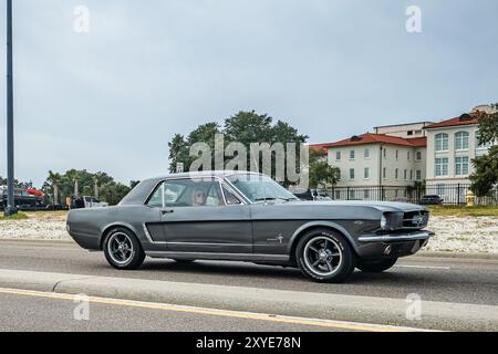 Gulfport, MS - 05. Oktober 2023: Weitwinkel-Seitenansicht eines Ford Mustang Coupés aus dem Jahr 1965 auf einer lokalen Autoshow. Stockfoto