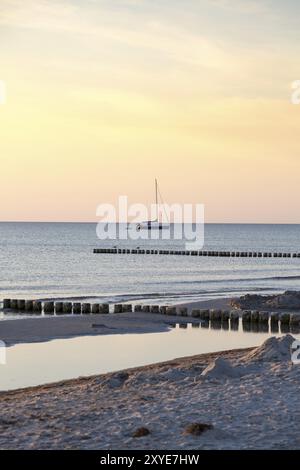 Sonnenuntergang mit Ankerboot Stockfoto