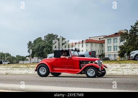 Gulfport, MS - 05. Oktober 2023: Weitwinkel-Seitenansicht eines Ford Model 18 Hot Rod Roadsters aus dem Jahr 1932 auf einer lokalen Autoshow. Stockfoto