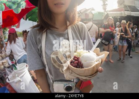 Bangkok, Thailand, 04. September 2016: Der Tourist mit Kokos-Eis auf Street Food in thailand, Asien Stockfoto