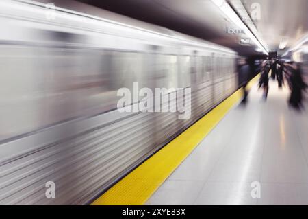 U-Bahn-Zug erreicht einen Bahnsteig mit künstlerischem Bewegungsunschärfe und Zoom-Effekt. TTC, Toronto, Kanada, Nordamerika Stockfoto