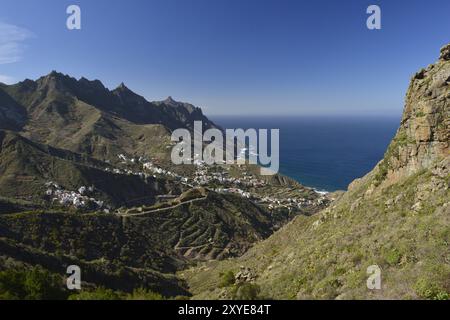 Von der Serpentinenstraße TF-12 in den Anaga Mountains haben Sie einen wunderschönen Blick auf das Bergdorf Taganana bis zur Küste Teneriffa Stockfoto