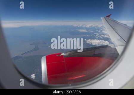 Blick aus dem Fenster eines Flugzeugs, das die französische Küste des Golf von Biskaya passiert. Arcachon, Aquitanien, Frankreich, Europa Stockfoto