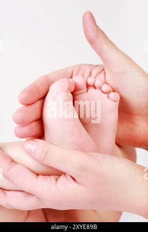 Detail der Füße und Hand des Neugeborenen - oberer Freiheitsgrad Stockfoto