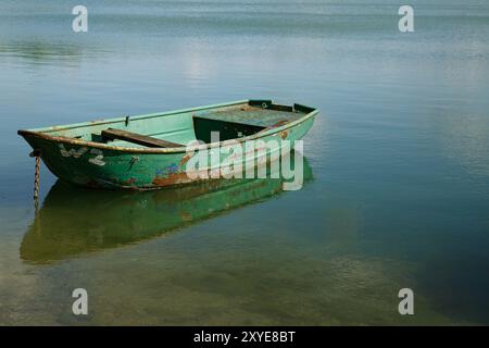 Ruderboot auf einem ruhigen See mit Reflexion Stockfoto