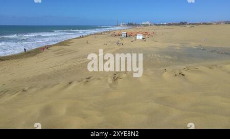 Blick auf den Strand und den Leuchtturm von einer Düne Stockfoto