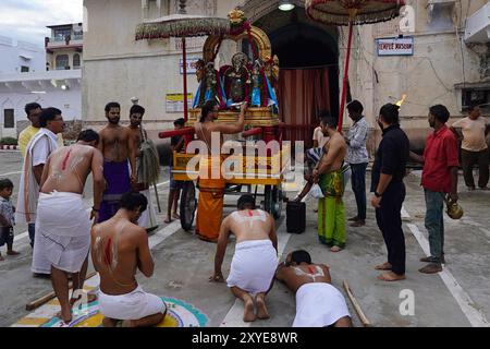 Puschkar, Indien. August 2024. Die hinduistische Jugend nimmt an einem Ritual zum Janmashtami-fest Teil, bei dem die Geburt der hinduistischen Gottheit Krishna am 28. August 2024 im alten Rangji-Tempel in Pushkar, Rajasthan, Indien, gefeiert wird. Foto von ABACAPRESS. COM Credit: Abaca Press/Alamy Live News Stockfoto