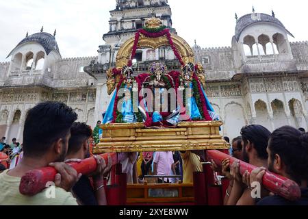 Puschkar, Indien. August 2024. Die hinduistische Jugend nimmt an einem Ritual zum Janmashtami-fest Teil, bei dem die Geburt der hinduistischen Gottheit Krishna am 28. August 2024 im alten Rangji-Tempel in Pushkar, Rajasthan, Indien, gefeiert wird. Foto von ABACAPRESS. COM Credit: Abaca Press/Alamy Live News Stockfoto