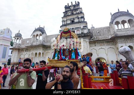 Puschkar, Indien. August 2024. Die hinduistische Jugend nimmt an einem Ritual zum Janmashtami-fest Teil, bei dem die Geburt der hinduistischen Gottheit Krishna am 28. August 2024 im alten Rangji-Tempel in Pushkar, Rajasthan, Indien, gefeiert wird. Foto von ABACAPRESS. COM Credit: Abaca Press/Alamy Live News Stockfoto