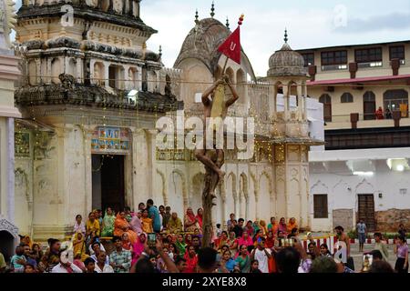 Puschkar, Indien. August 2024. Die hinduistische Jugend nimmt an einem Ritual zum Janmashtami-fest Teil, bei dem die Geburt der hinduistischen Gottheit Krishna am 28. August 2024 im alten Rangji-Tempel in Pushkar, Rajasthan, Indien, gefeiert wird. Foto von ABACAPRESS. COM Credit: Abaca Press/Alamy Live News Stockfoto