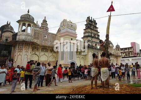 Puschkar, Indien. August 2024. Die hinduistische Jugend nimmt an einem Ritual zum Janmashtami-fest Teil, bei dem die Geburt der hinduistischen Gottheit Krishna am 28. August 2024 im alten Rangji-Tempel in Pushkar, Rajasthan, Indien, gefeiert wird. Foto von ABACAPRESS. COM Credit: Abaca Press/Alamy Live News Stockfoto