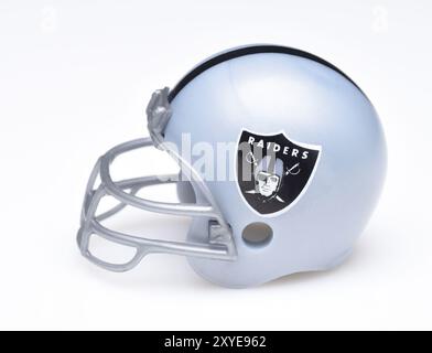 IRVINE, KALIFORNIEN - 30. AUGUST 2018: Mini Collectable Football Helm für die Oakland Raiders of the American Football Conference West. Stockfoto