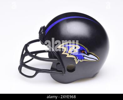 IRVINE, KALIFORNIEN - 30. AUGUST 2018: Mini-Fußballhelm für die Baltimore Ravens der American Football Conference North. Stockfoto