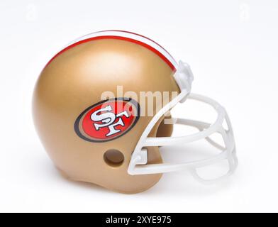 IRVINE, KALIFORNIEN - 30. AUGUST 2018: Mini-Sammler-Fußballhelm für die San Francisco 49ers der National Football Conference West. Stockfoto