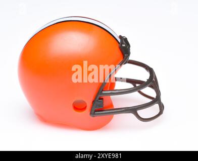 IRVINE, KALIFORNIEN - 30. AUGUST 2018: Mini Collectable Football Helm für die Cleveland Browns der American Football Conference North. Stockfoto