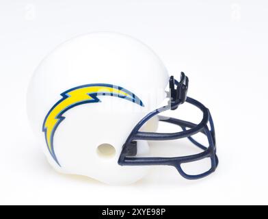 IRVINE, KALIFORNIEN - 30. AUGUST 2018: Mini Collectable Football Helm für die Los Angeles Chargers der American Football Conference West. Stockfoto