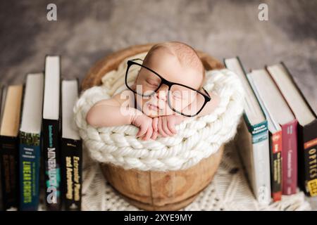 Neugeborener Junge mit Brille, kluges Baby Stockfoto