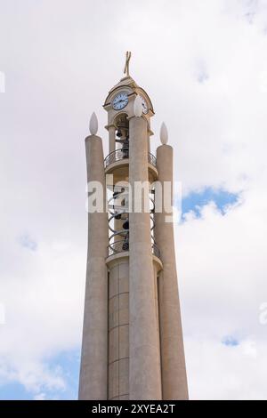 Glockenturm der Eastern Orthodox New Resurrection Cathedral in Tirana, Albanien. Eine zeitgenössische Interpretation der traditionellen byzantinischen Architektur Stockfoto