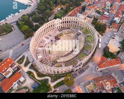 Blick aus der Vogelperspektive über das römische Amphitheater in Pula, Kroatien am frühen Morgen Stockfoto