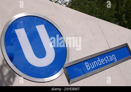 U 55 Berlin, vom Brandenburger Tor zum Hauptbahnhof, Eingang zum Bundestag Stockfoto