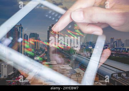 Doppelbelichtung, Makroaufnahme ein Mann, der die Börse auf Tablet, Smartphone überprüft Stockfoto