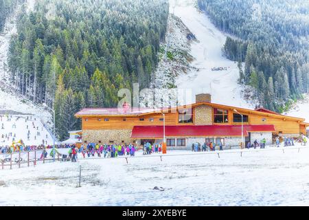 Bansko, Bulgarien ski resort Panorama mit Skilift, Skifahrer auf Skipisten, Bergblick Stockfoto