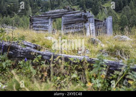 Ruine einer Chalet in Österreich: idyllische Landschaft in den Alpen Stockfoto