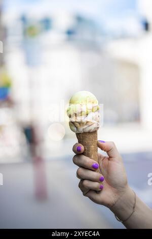 Frau hält das Eis in der Hand, schönen Sommertag Stockfoto