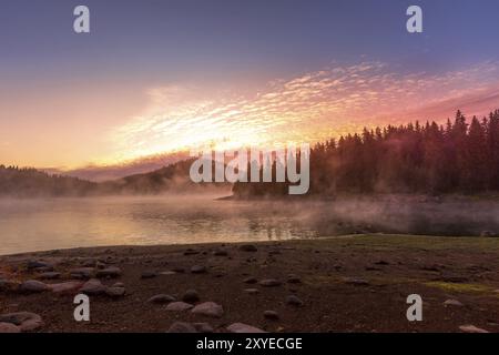 Wunderschöner Morgen mit aufgehender Sonne auf dem See, Bulgarien, Rhodopes, Shiroka polyana, Europa Stockfoto