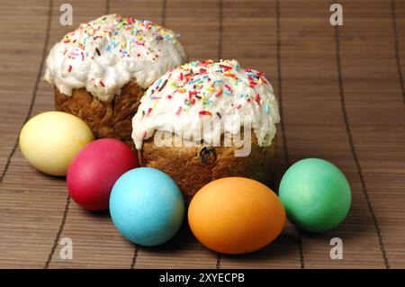 Traditionell für Russland Osterkuchen und bunt bemalte Ostereier, künstlerisches Stillleben Stockfoto