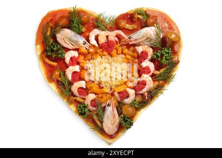 Farbenfrohe, appetitliche Pizza in Herzform mit einer isolierten Silhouette von Garnelen mit einem Schnittpfad auf weißem Hintergrund Stockfoto