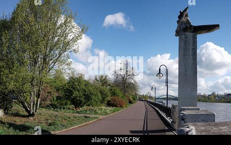 Promenade am Elbufer in Magdeburg Stockfoto