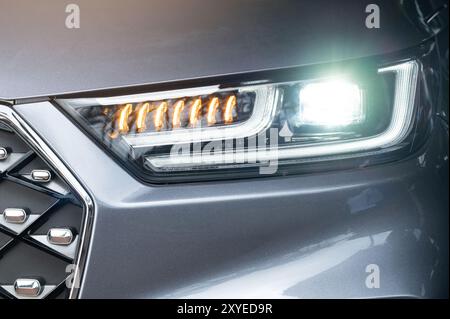 Glänzender LED-Autoscheinwerfer mit gelbem Blinker aus nächster Nähe Stockfoto