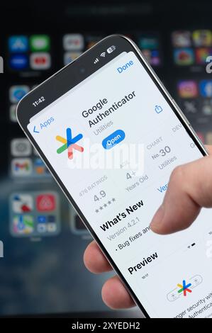 New York, USA – 5. August 2024: Smartphone in der Hand mit Google Authenticator App auf dem Bildschirm Makroaufnahme mit unscharfem Hintergrund Stockfoto