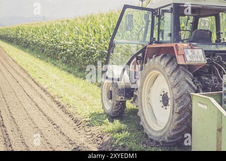 Traktor auf eine Landwirtschaft Bereich ausschneiden Stockfoto