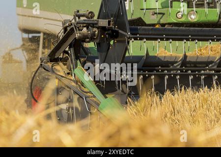 Nahaufnahme der Haspel und der Schneideinheit eines Mähdreschers Stockfoto