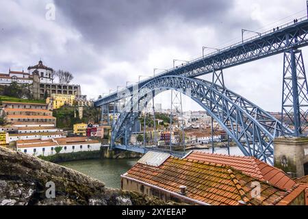 Porto, Portugal od Stadt Ribeira ansehen und Luis I Brücke schließen nach oben Stockfoto