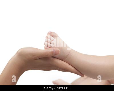 Mutter hält ihren drei Monate alten Sohn Fuß in der Hand. Isoliert auf weißem Hintergrund mit Beschneidungspfad Stockfoto